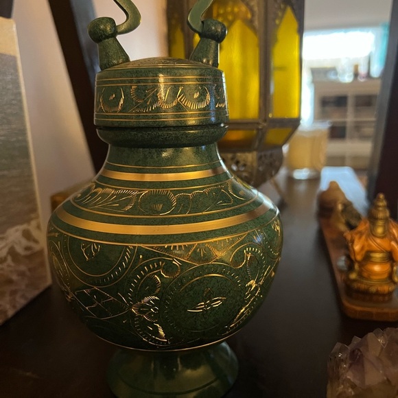 Elinora’s brass and patina, hand carved, polished small pet urn. - Picture 2 of 10